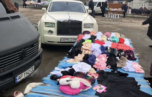 В Украине девушка торговала картошкой из машины, явно для этого не предназначенной