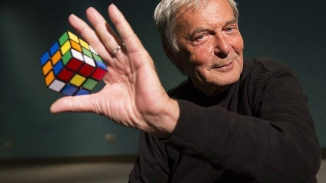 Сколько собирал Кубик Рубика его создатель?
