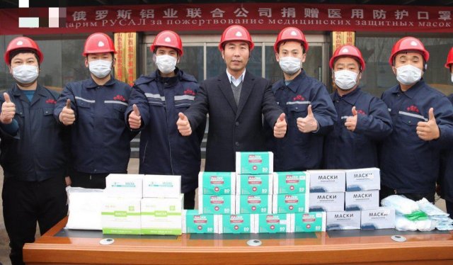 Китайцы принимают медицинские маски из России