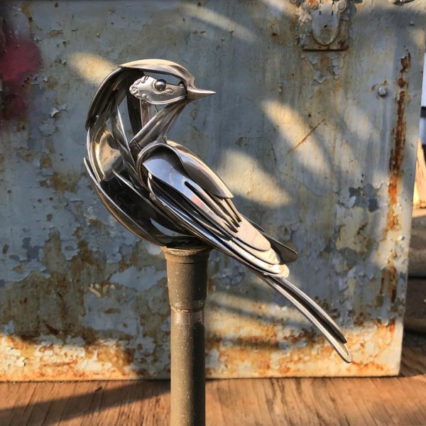 Скульптура птицы