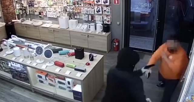 Романтик из Калининграда украл для своей девушки новенький iPhone на 8 марта, вооружившись игрушкой