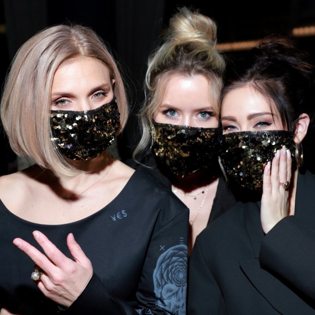 Знаменитости носят маски от коронавируса