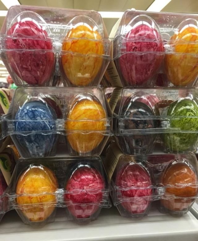 Крашеные яйца продаются в любом магазине круглый год
