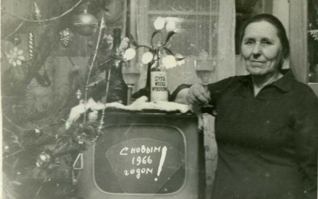 радостные люди, в доме которых появился первый телевизор