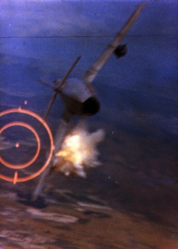Попадание в вьетнамский МИГ-17