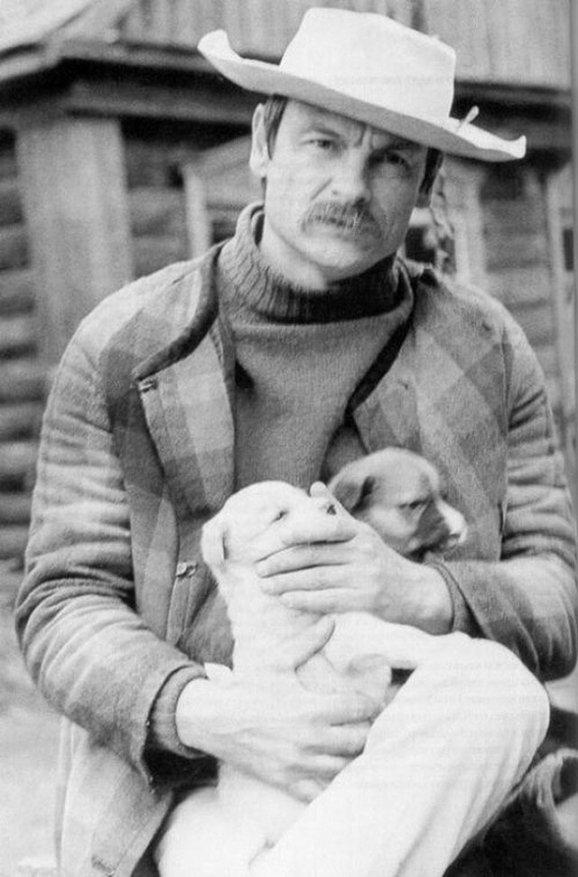 Андрей Тарковский с щенками