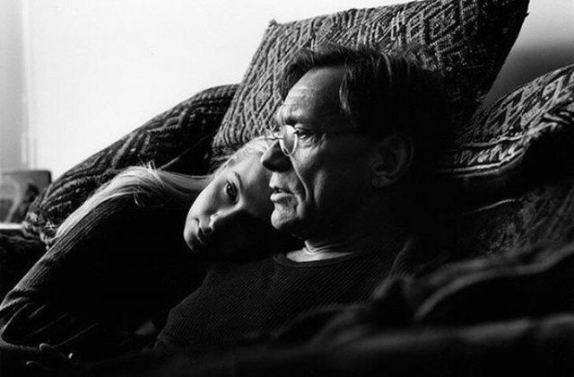 Юлия Высоцкая и Андрей Кончаловский на диване