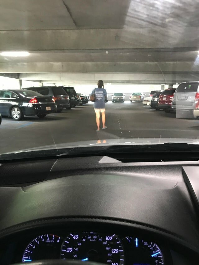 Человек идет впереди машины