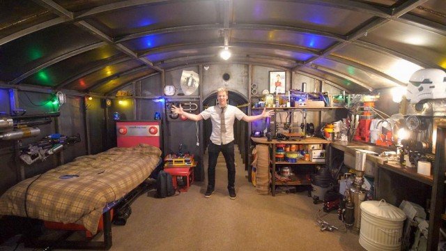 Английский блогер Колин Ферз 5 лет назад начал строить бункер — теперь он ему пригодился