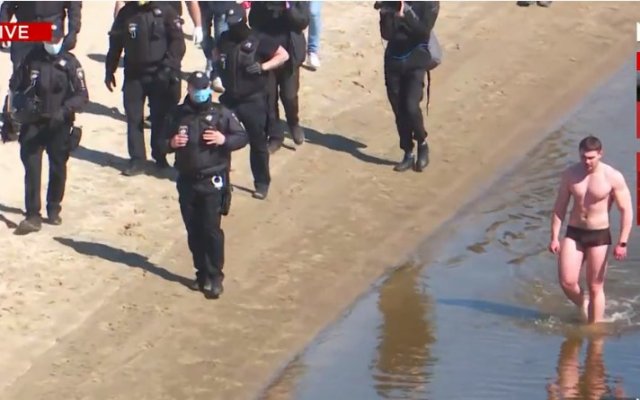 пловец в Днепре попался в руки полиции