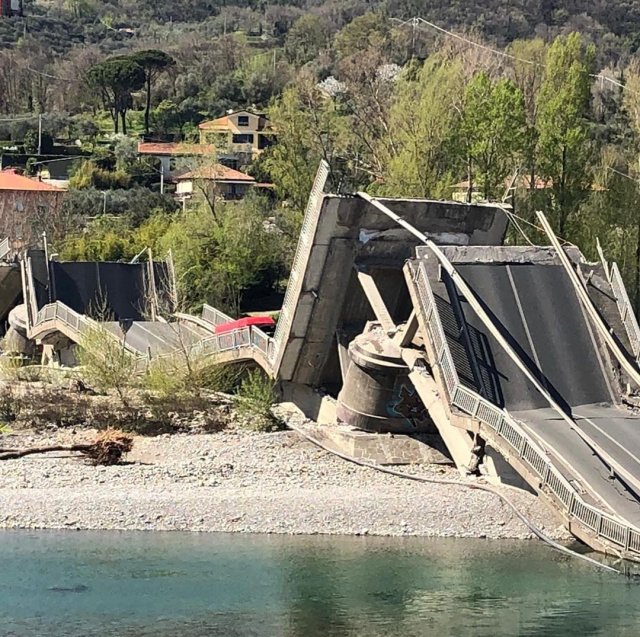 В городе Аулла на севере Италии обрушился 260-метровый мост