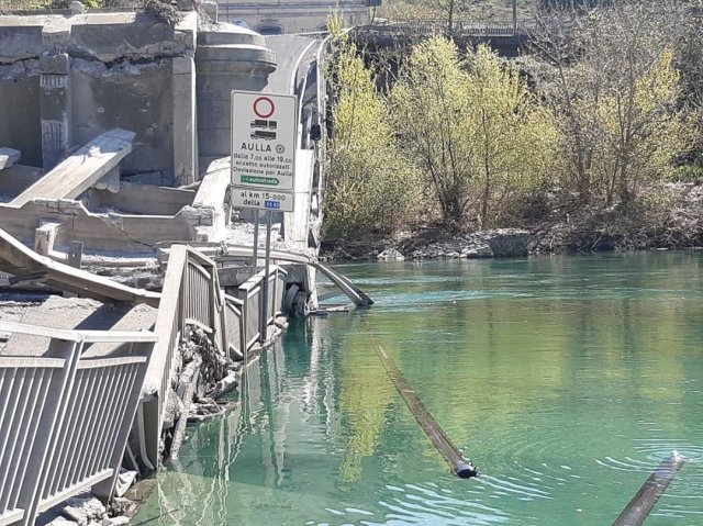 В городе Аулла на севере Италии обрушился 260-метровый мост