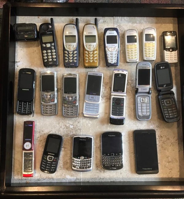 Нашел доисторическую коллекцию всех моих телефонов