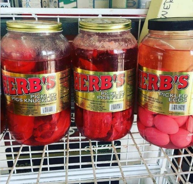 Маринованные свиные ноги или яйца
