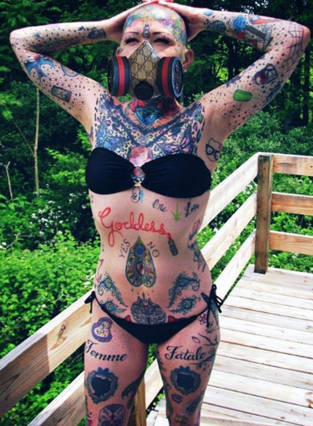 Зрелище не для слабонервных: девушка, которая набила одну тату, но остановиться не смогла