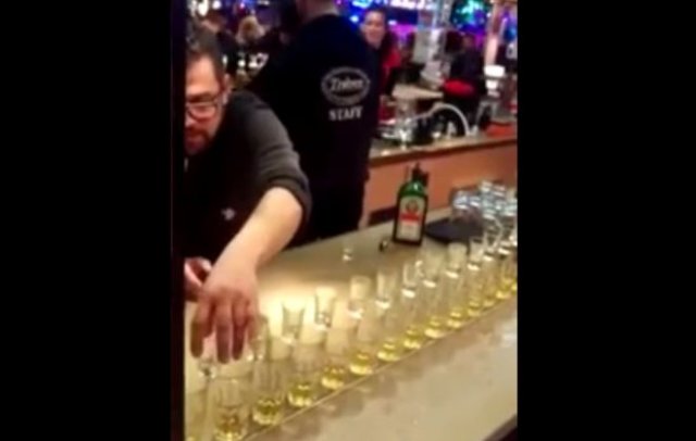 Невероятный трюк в исполнении бармена
