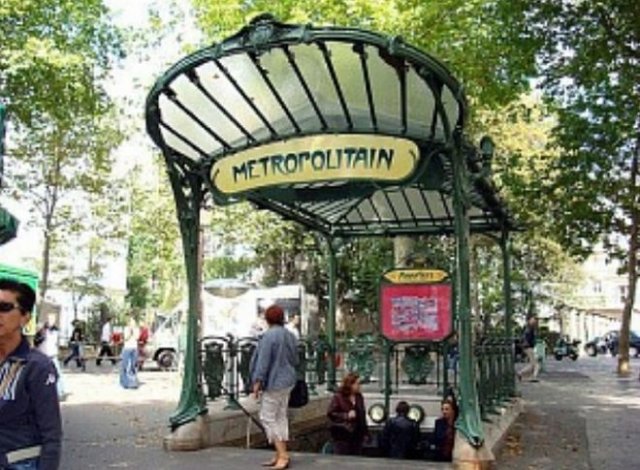 Авария между станциями Менилмонтан и Куронне, Париж