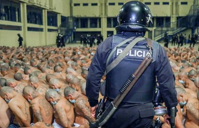 Власти Сальвадора толпами заталкивают заключенных в тюрьмы, игнорируя социальное дистанцирование