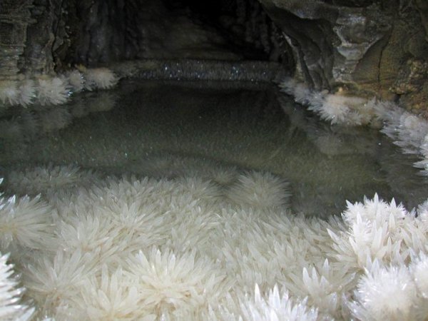 Пещерное озеро с кристаллами