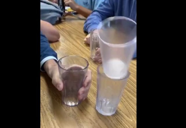 Очень интересный трюк со стаканами