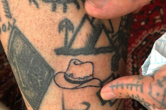 Крис Вудхед делал по татуировкe каждый день, сидя на карантине