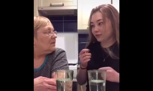 Искренняя и смешная реакция бабушки на фокус