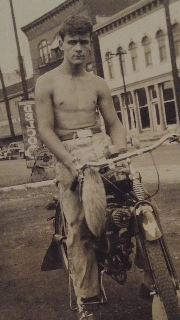 Мой дедушка в 14 лет на своем новом мотоцикле