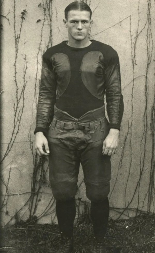 Мой 23-летний дедушка позирует в футбольной форме в Чикагском университете в 1922 году