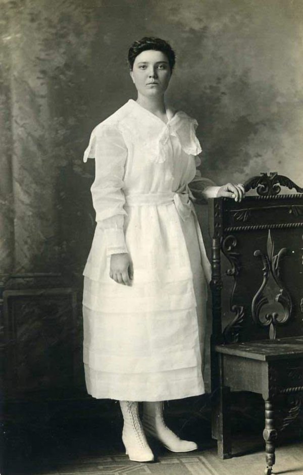 На этом фото бабушке 16 лет. 1917 год