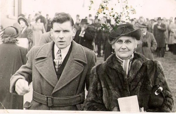 Это мой 17-летний дедушка с моей прабабушкой на скачках в Дублине, 1940 го