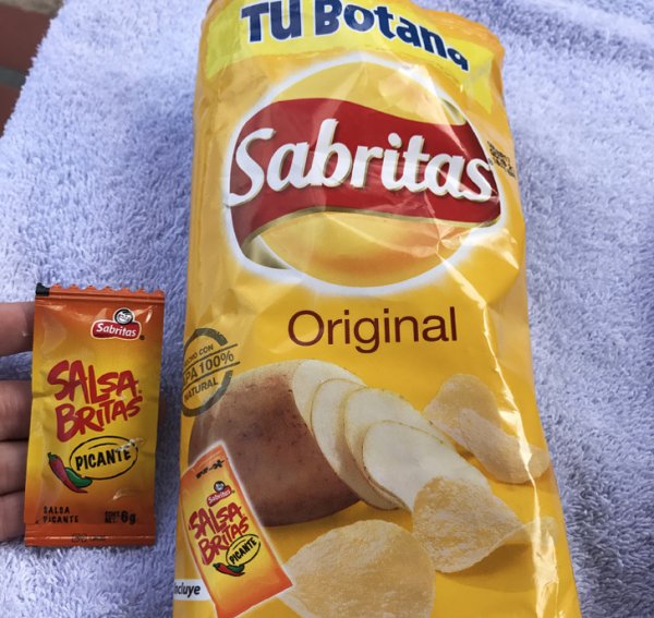 В Мексике продаются чипсы в комплекте с пакетиком сальсы