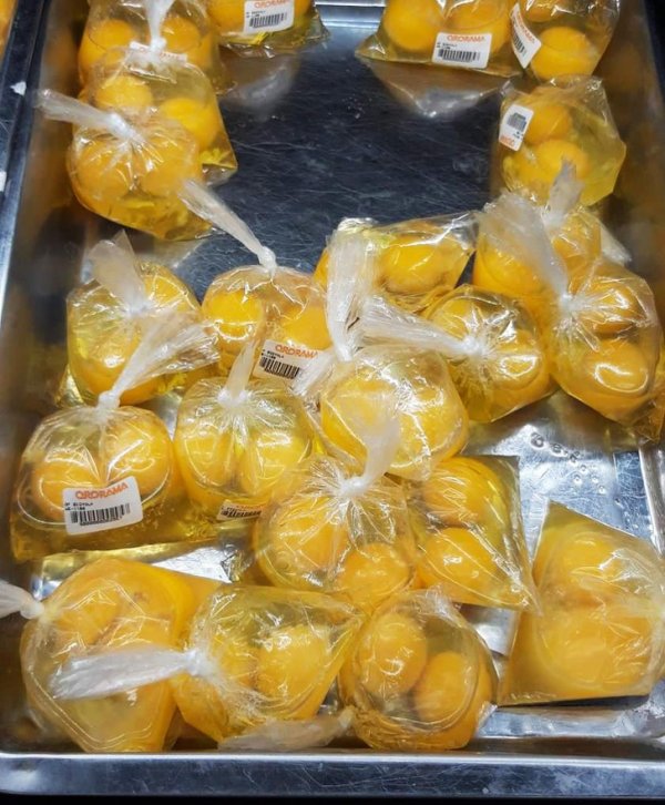 В филиппинских магазинах можно купить яйца без скорлупы