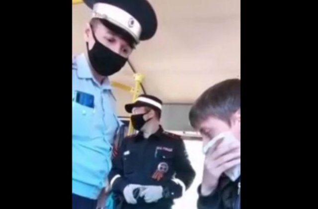 Полицейские продолжают задерживать опасных преступников: лицом в пол за отсутствие маски