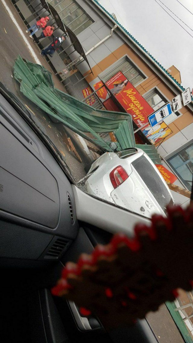 Ураган в Чите: порывами ветра уносит гаражи и сносит крыши