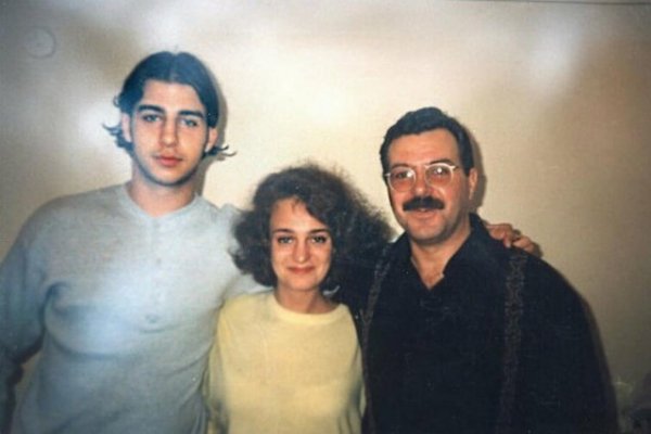 Иван Ургант с подругой и отцом, конец 90-х