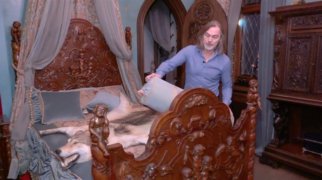 Никас Сафронов в 15-комнатной квартире в Москве