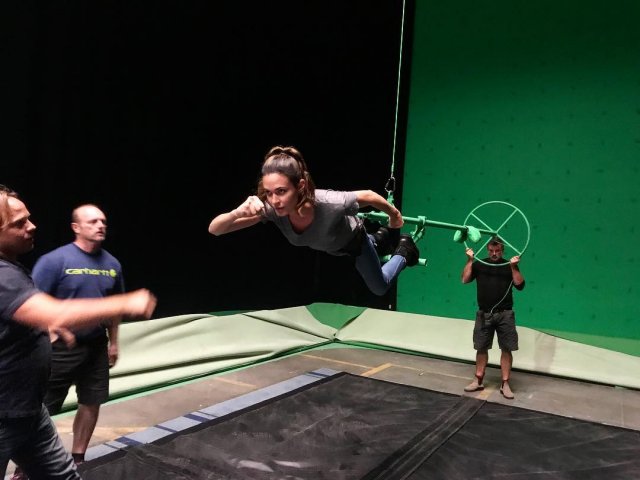 Одетт Эннабл &quot;учится летать&quot; для съемок в сериале &quot;Супергерл&quot;