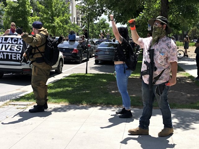 В Солт-Лейк-Сити вооруженные митингующие переворачивают машины полиции и залезают на них