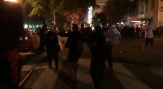 В Вашингтоне полиция начала использовать слезоточивый газ и разгонять протестующих