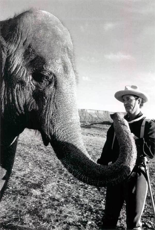 Билл Мюррей со слонихой