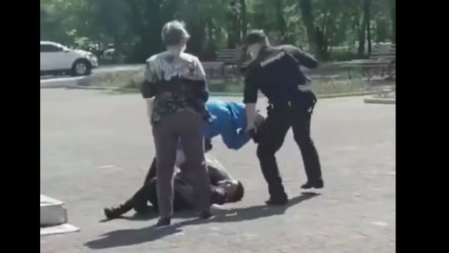 В Магнитогорске полицейские дубинками избили парня за отсутствие маски