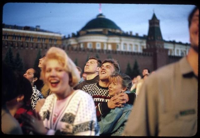 Люди смотрят фейерверк на Красной площади. Москва, 1993 год
