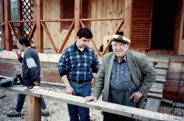 Юрий Никулин приглядывает за строительством своей дачи, середина 90-х