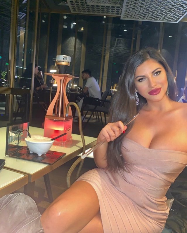 Модель Playboy Дора Родригес устроила фотосессию в Дубае, но ей помешала по...