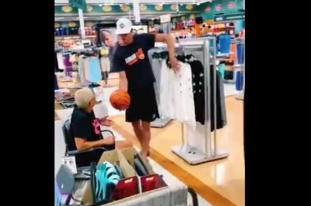 Женщина прямо в магазине показала, как нужно обращаться с баскетбольным мячом