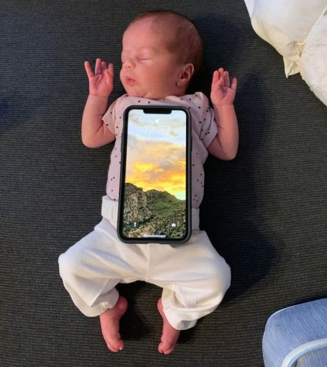 Современный смартфон и ребенок