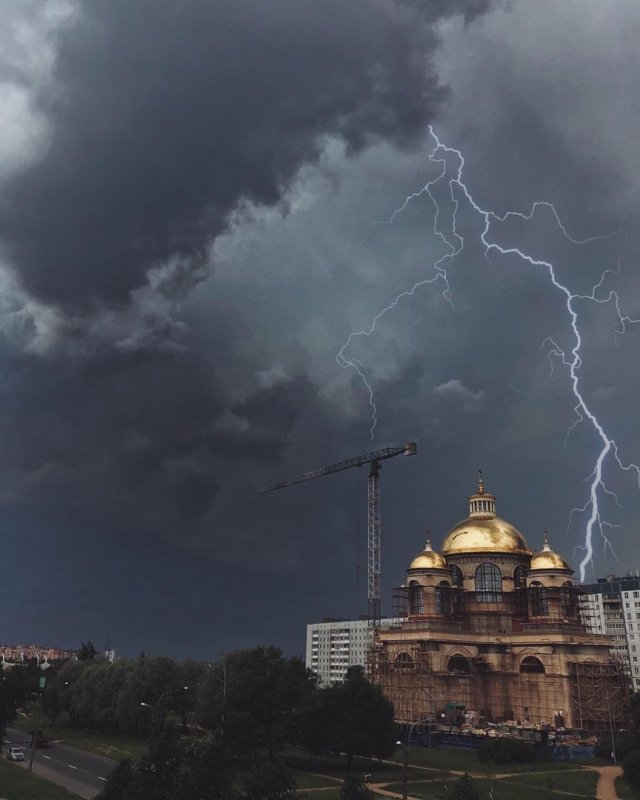 Сильнейшая гроза затопила Петербург