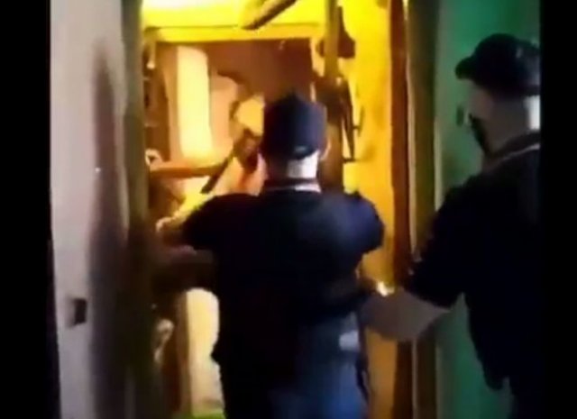 В Москве мужчина накинулся на полицейских, которые пытались ворваться в квартиру