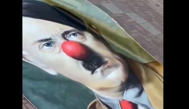 Бывший мэр Архангельска Александр Донской растянул плакат Адольфа Гитлера на улице в Москве