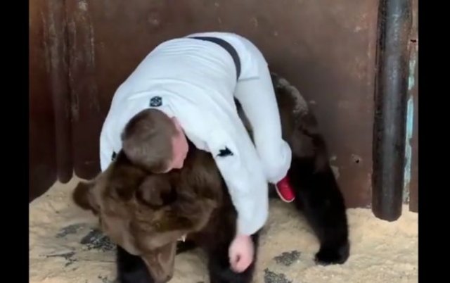Боец MMA Андрей Ситников поборолся с медведем